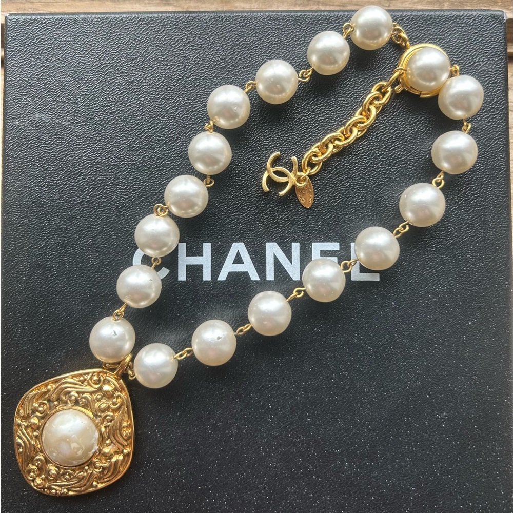 SOLD Chanel vintage faux pearl necklace